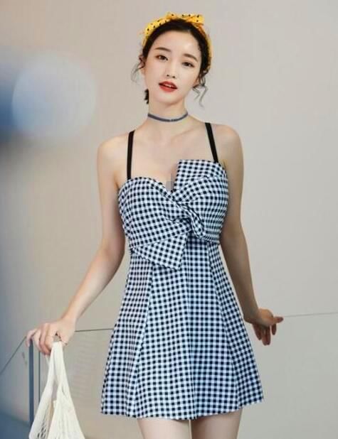 清纯漂亮的泳衣美女，打造曼妙身材，焕发时尚的气质