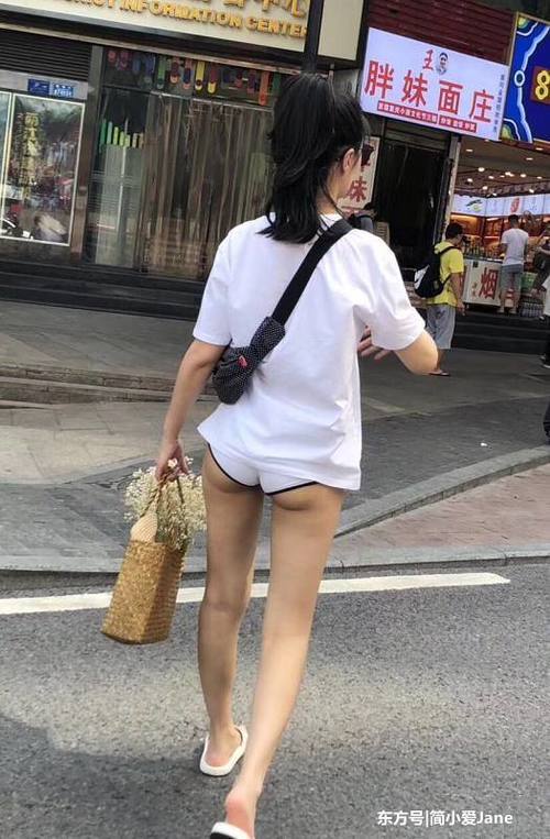 夏日炎炎美女们“热辣”穿衣的方法，还真是怎么凉快怎么穿