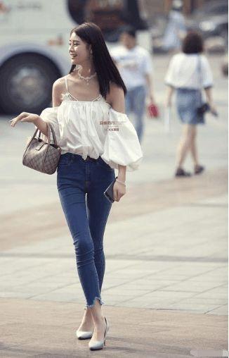 夏日街拍：别致的小热裤，尽显性感迷人好身段