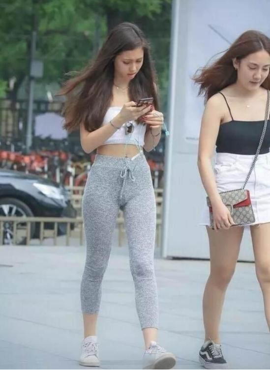 身材凹凸有致的小姐姐穿紧身打底裤超级有韵味，令人羡慕