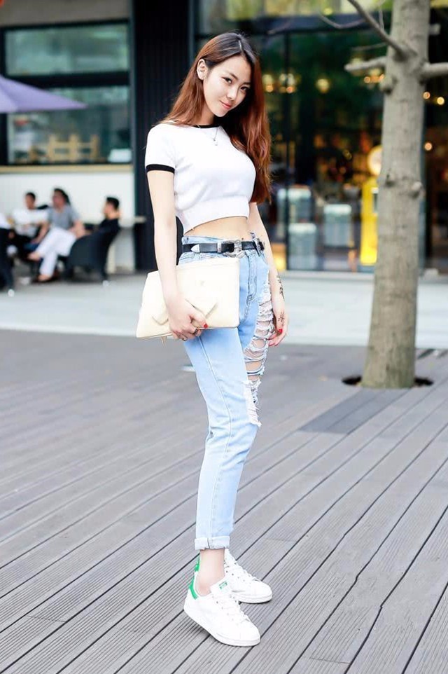 街拍：一个紧身的肚脐装，恰巧露出了小仙女的小蛮腰