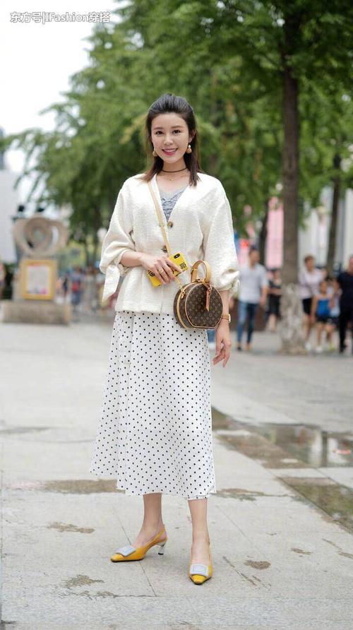 街拍:美女搭配时尚大胆,大长腿不论走到哪里都很抢眼