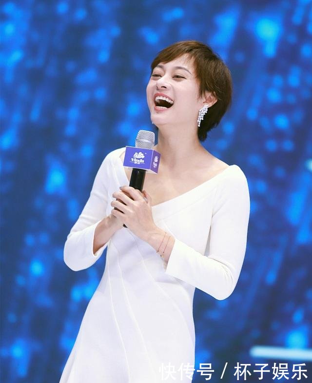 气质不输吴昕的孙俪，再次穿上小白裙，简直美炸了！
