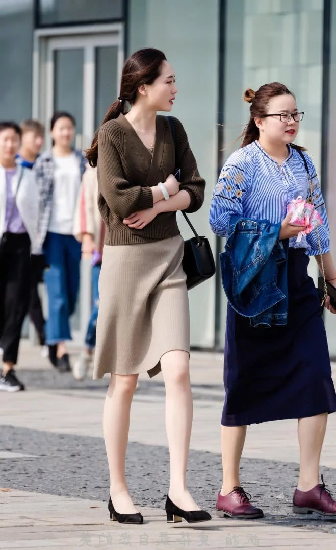 身材高挑的小姐姐，再怎么强大的闺蜜，也只能够做小姐姐的绿叶