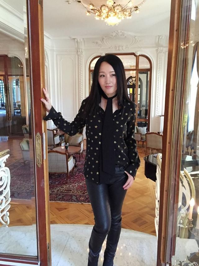 47岁杨钰莹裙子似仙女，腰包可以去卖菜了！