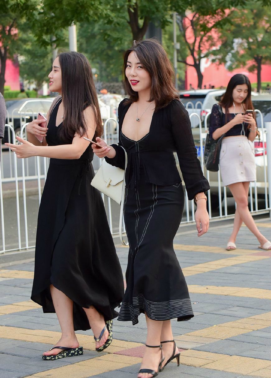 清凉一夏:街拍美女，有个美女的坏坏笑，让人受不，感觉心痒痒