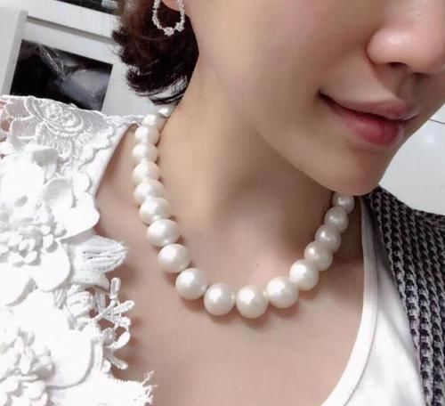  「女人」女人上了年纪想要有气质，不要选这几款首饰，容易拉低档次显土气