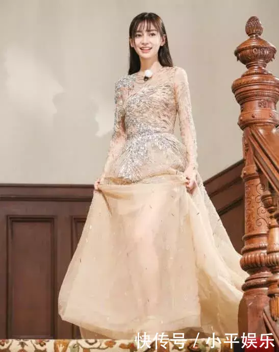 杨颖为了美太拼了，裸色纱裙惊艳全场，网友：好担心鞋子会崴脚
