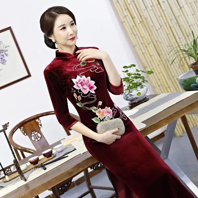刺绣莲花丝绒旗袍，曼妙舒心，秋季复古范儿美服！