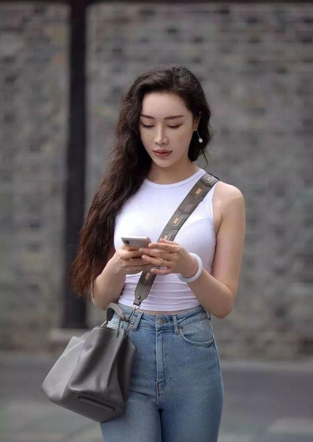 美女|路人街拍,美女搭配粉红色抹胸,看起来魅力十足