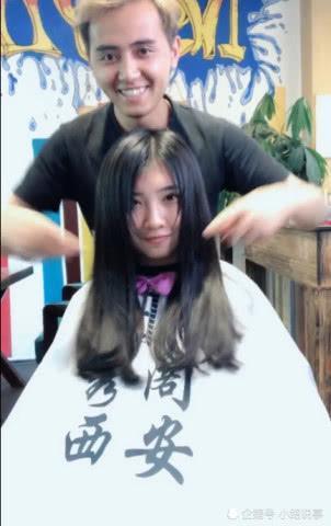 一脸高冷的女孩接头发，最后满意的笑起来让人心动 网友：整容了