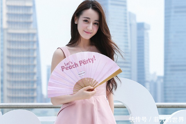 迪丽热巴搭配超短吊带裙，网友直呼可不敢遇到刮风天气！