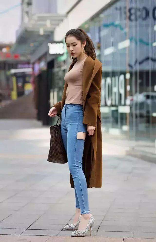 街拍：小姐姐正面看着挺正经的，牛仔裤的破洞让你青春无限