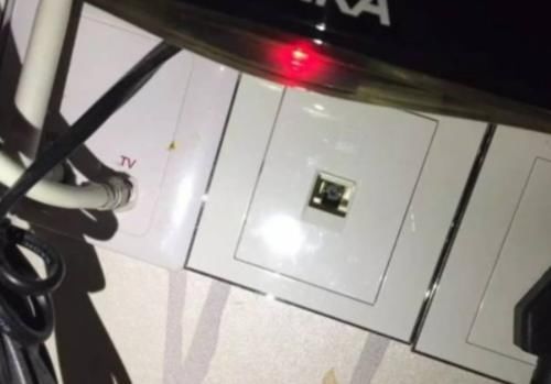入住酒店时，有的人会先拔掉电视里插头，游客：安全意识很重要