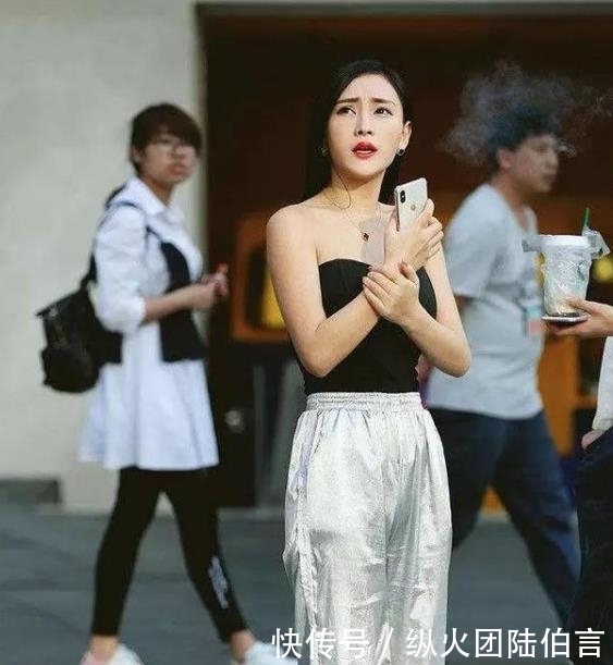  「美女」街拍瑰姿艳逸的美女，一件黑色上衣配牛仔热裤，青春活力气质范