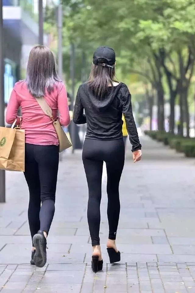 皮肤白皙的抹胸装小姐姐瞬间拥有女神范儿，显得优雅迷人！