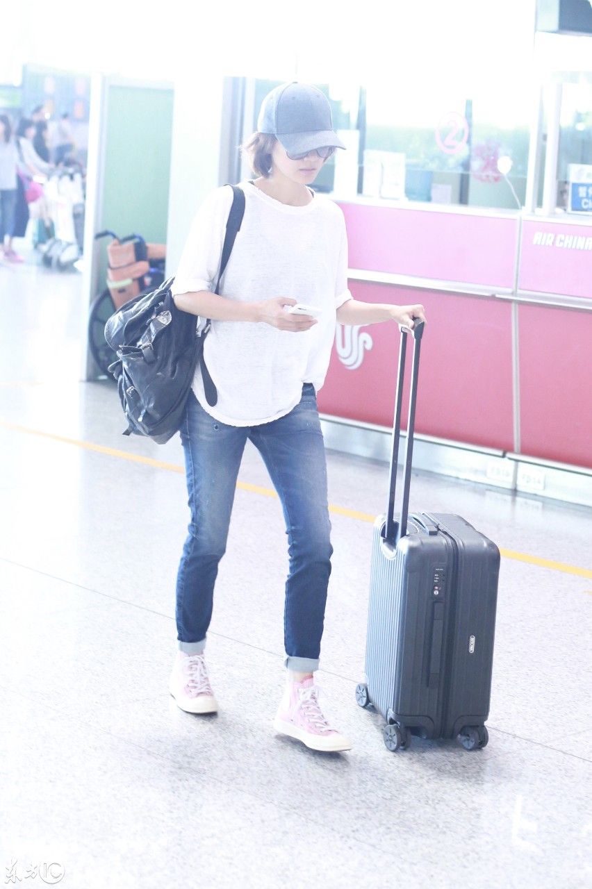 袁泉穿白色T恤搭配蓝色牛仔裤现身机场，穿的鞋子尽显满满少女心