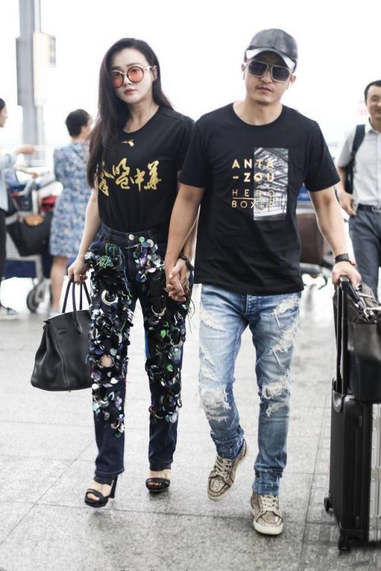 冉莹颖穿鳞片裤与老公现机场，好身材挡不住，网友：邹市明好眼光