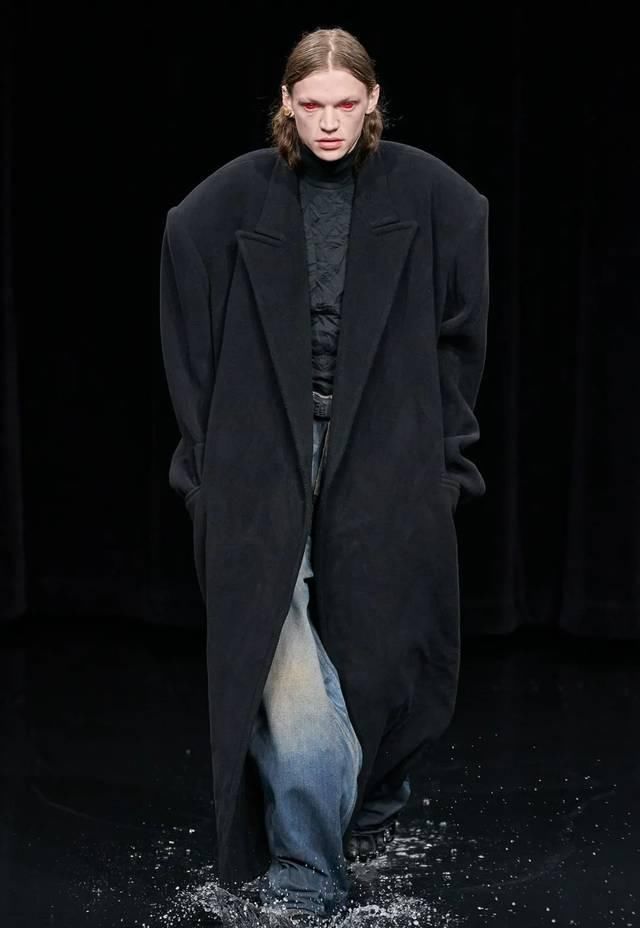  「水上」“黑色”包裹的灵魂?：巴黎世家Balenciaga的水上发布会