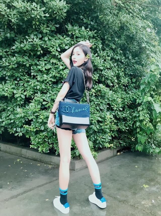 吴宣仪的短裤也太短了，转身瞬间露出安全裤，网友：这就尴尬了！