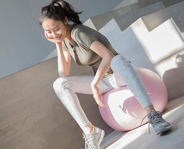 女神时尚：紧身打底裤小姐姐，尽显亭亭玉立的美感！