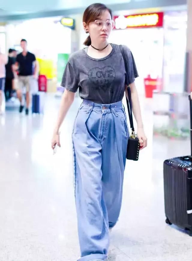 张靓颖穿裙子，腿夹得塞不进一根头发，百分百是不可能走光的了！