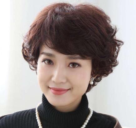  「职场女性」建议50岁以上的女人，尽量不要长发留短发，这是为什么？