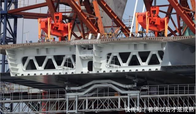  「明年」「最新」黄浦江上最新越江大桥吊装主梁！预计明年基本