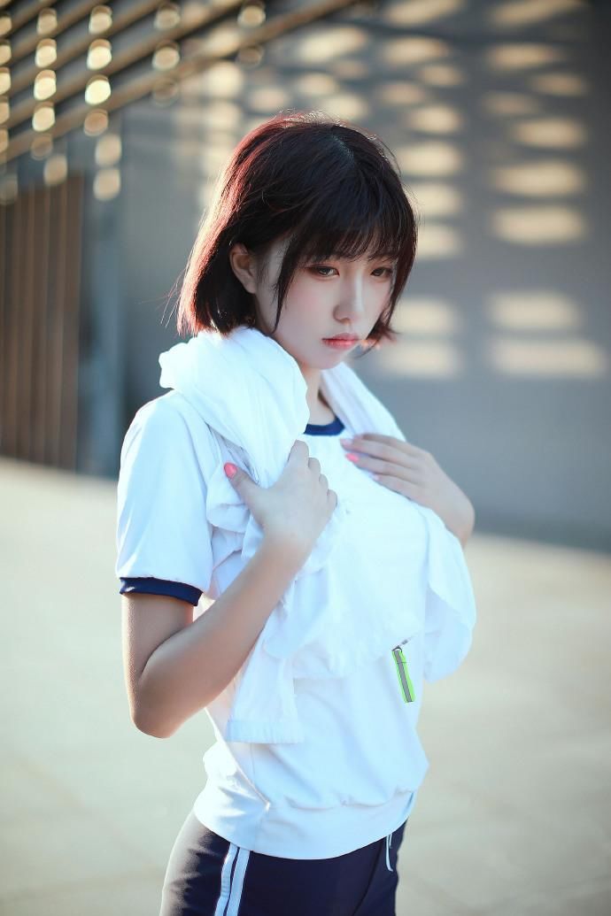 日系运动装美女性感迷人写真图片