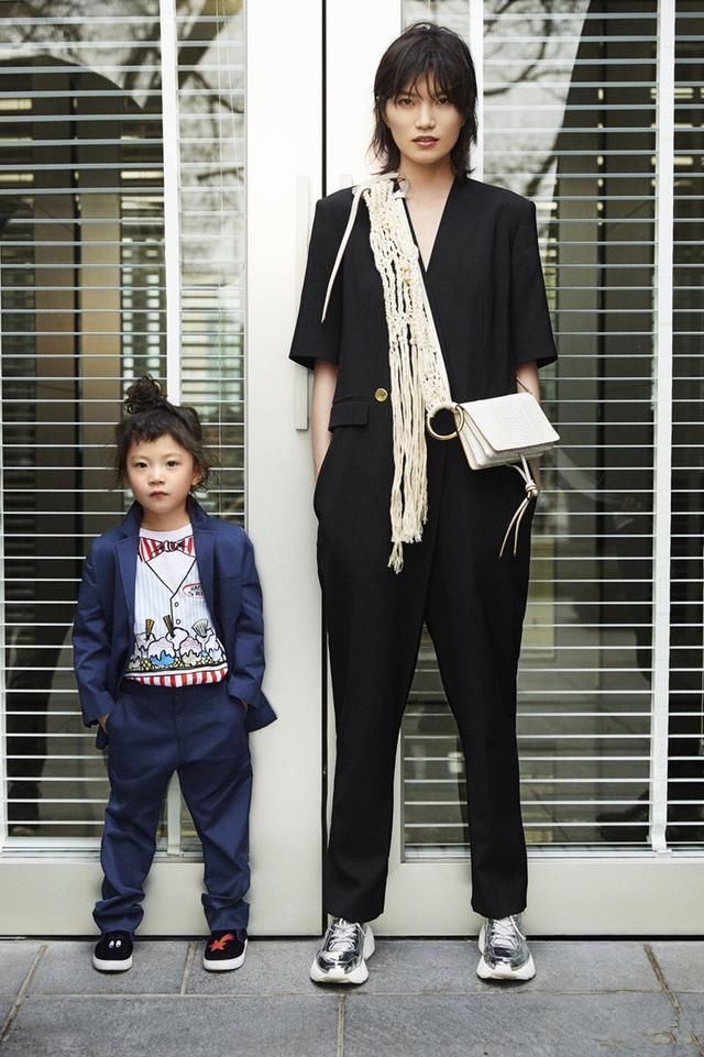 李丹妮和女儿演绎高段位亲子装，四岁萌娃气质一点不输超模妈妈