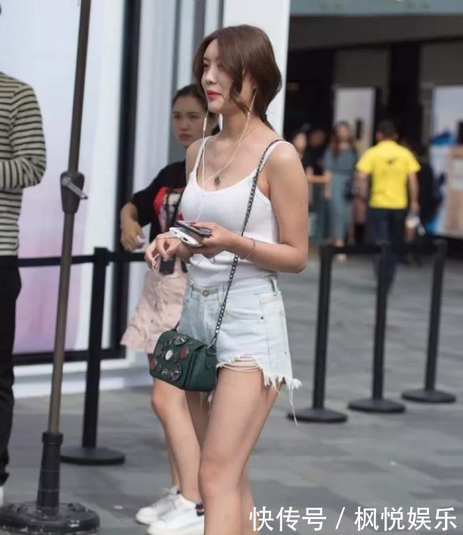 摄影■街拍：白色针织背心街头摄影,如此笑容甜入心扉！