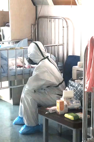 口罩上出现小猪佩奇,被上海复旦儿科的医护们