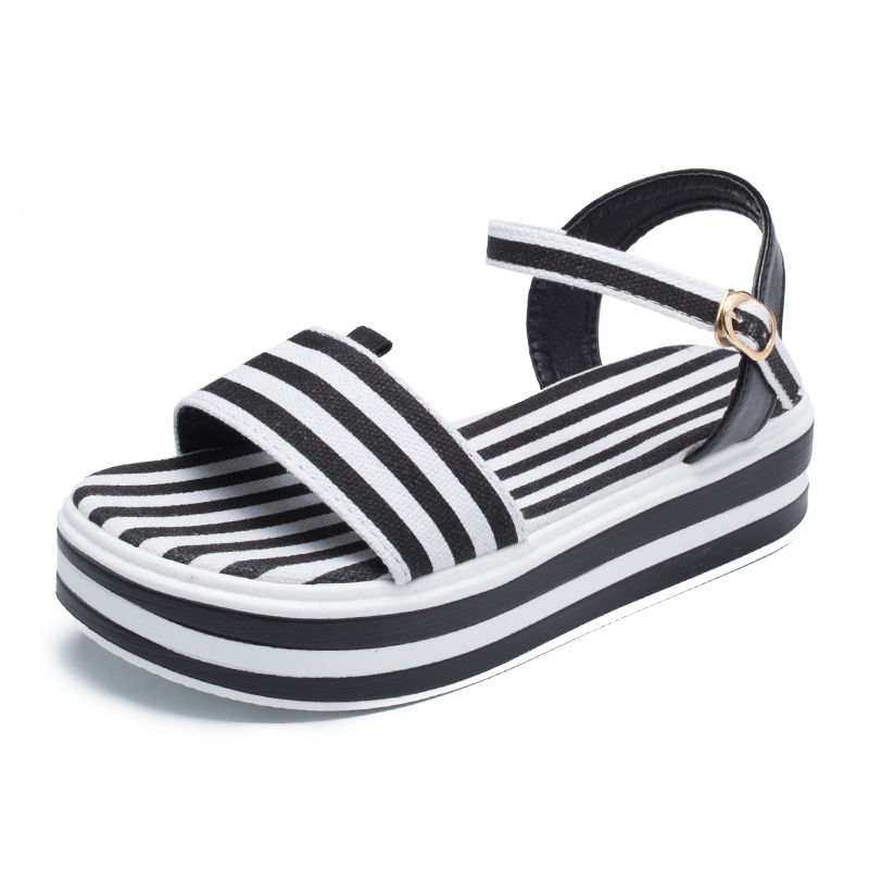 去年的凉鞋别穿了，今年流行“女凉拖鞋”，养脚还漂亮女人味十足