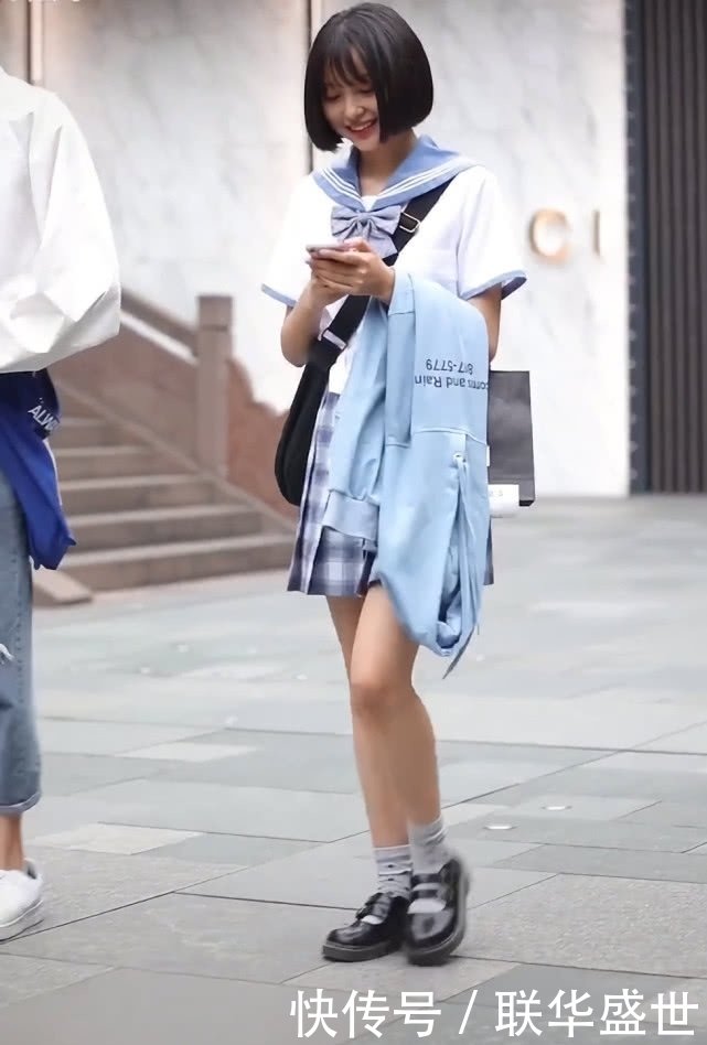 【校长】17岁女孩穿校服,因“西米露袜”意外变潮,校长看了想夸洋气!