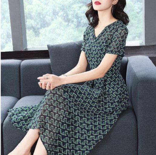 老婆年过51岁，换上这大牌“欧货”裙，高贵洋气嫩成29岁