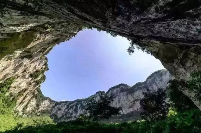 云南大山发现神秘天坑，里面是个世外桃源，居住着8户人家