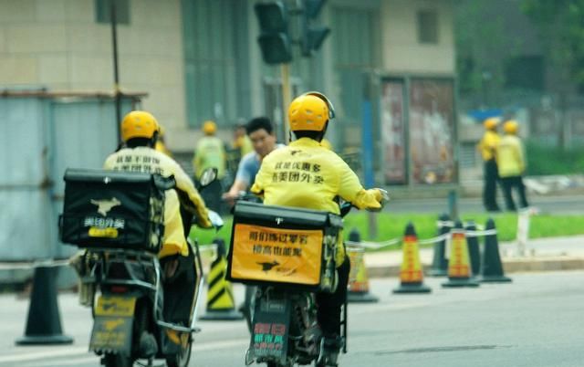  「农民」农民工一年能挣10万？为何很多人过年仍两手空空？看看