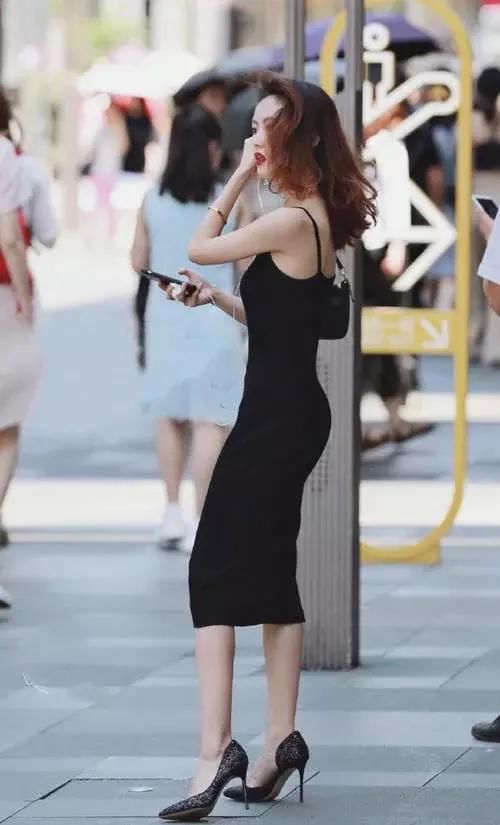 修身连衣裙穿出好身材，很有视感美