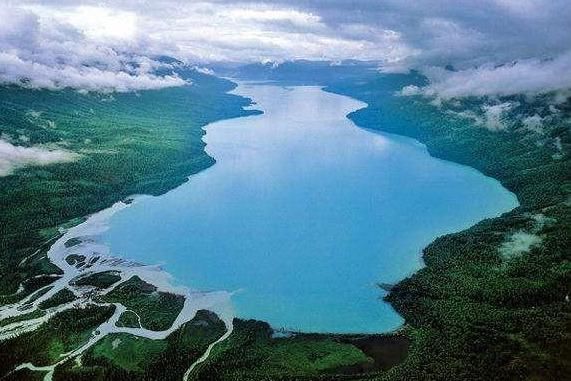 这个湖泊面积只有太湖的1/54，蓄水量却比太湖还大，还是个变色湖