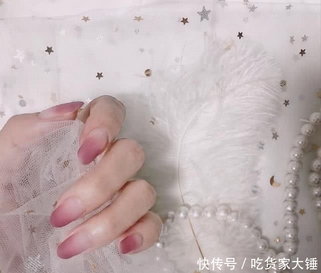  『感觉』春天你做美甲了吗？这几款“仙气逼人的美甲”，让你变得更漂亮