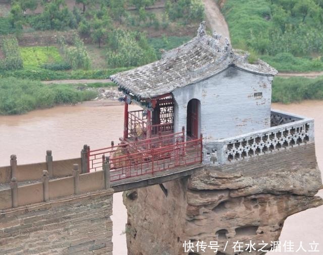 建在黄河边的寺庙，三面都是百丈悬崖，日落时分壮观不已