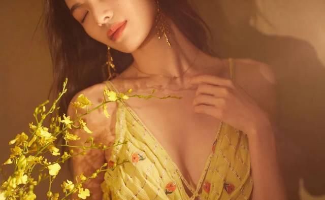  典型@双眼皮、一字眉已经过时了，现在流行「初恋脸」！