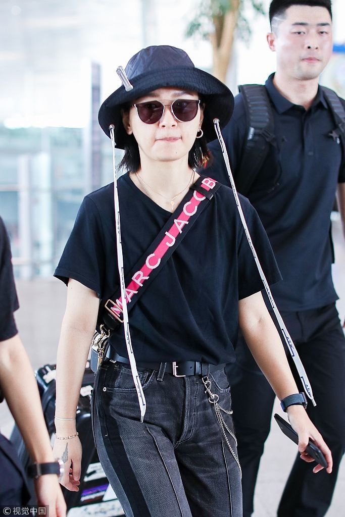 周笔畅全黑look遮不住平胸“小短腿”  戴吊带帽扮酷吐舌卖萌秒破