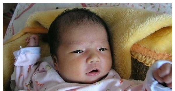  「超出」为什么孩子出世后总一直握着“握拳”？超出这个月，家长还要注意了