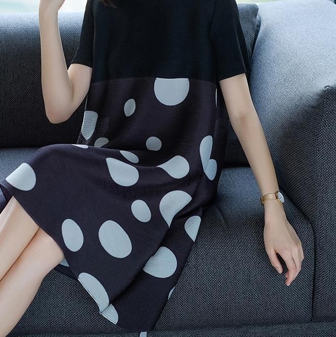 火爆夏季的波点裙,70后阿姨穿上身也毫无违和感,显得人更美