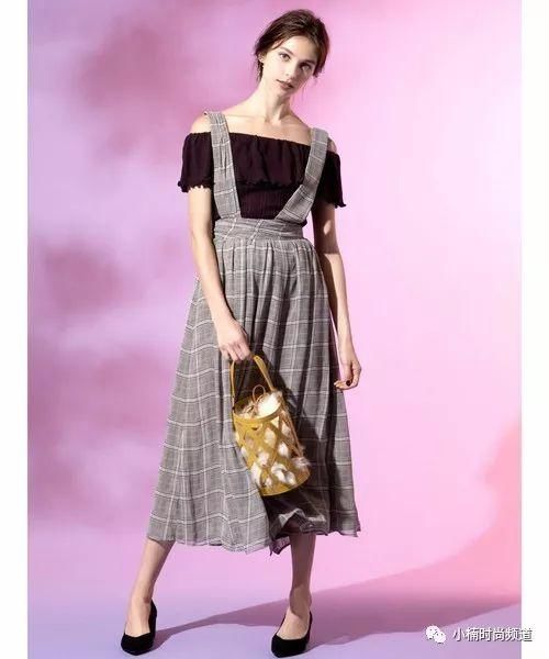 炎热夏天里就穿上日系成熟的露肩上衣展现时髦风格!