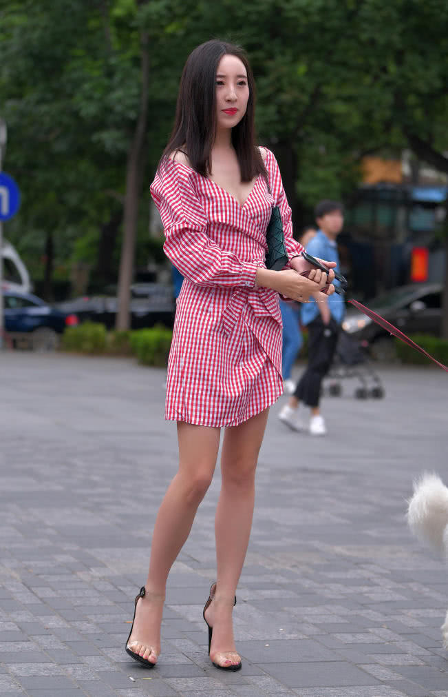 气质小姐姐裹身裙尽显迷人曲线,大胆的深V勾勒出紧致的胸部线条