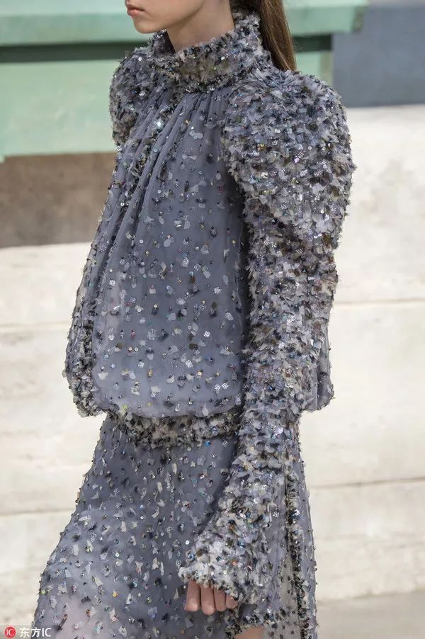 我们在巴黎大皇宫变的书报亭里问了周迅和刘雯一些小秘密……