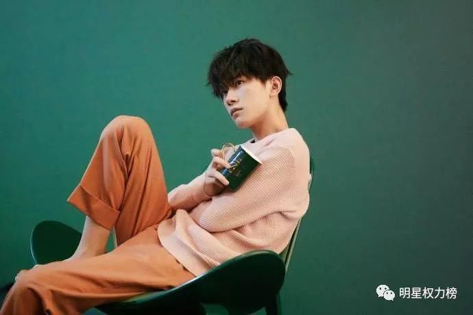 易烊千玺时尚画报优雅浪漫 杨幂演绎复古穿搭时髦爆表 许魏洲杂志