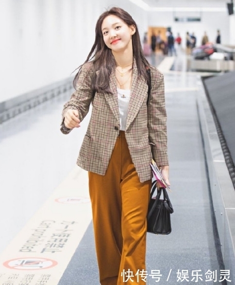  『格子』林娜琏可真有气质，格子西装配棕色裤子，复古气息扑面而来